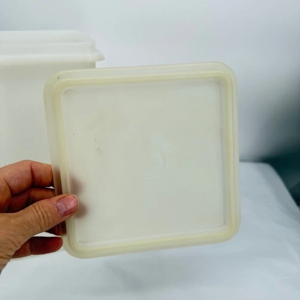 Tupperware Saltine Cracker Bread Keeper Storage Container Canister 1314 w/ Lid